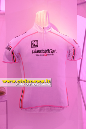 Giro d'Italia: le nuove maglie sfilano al Pitti Uomo